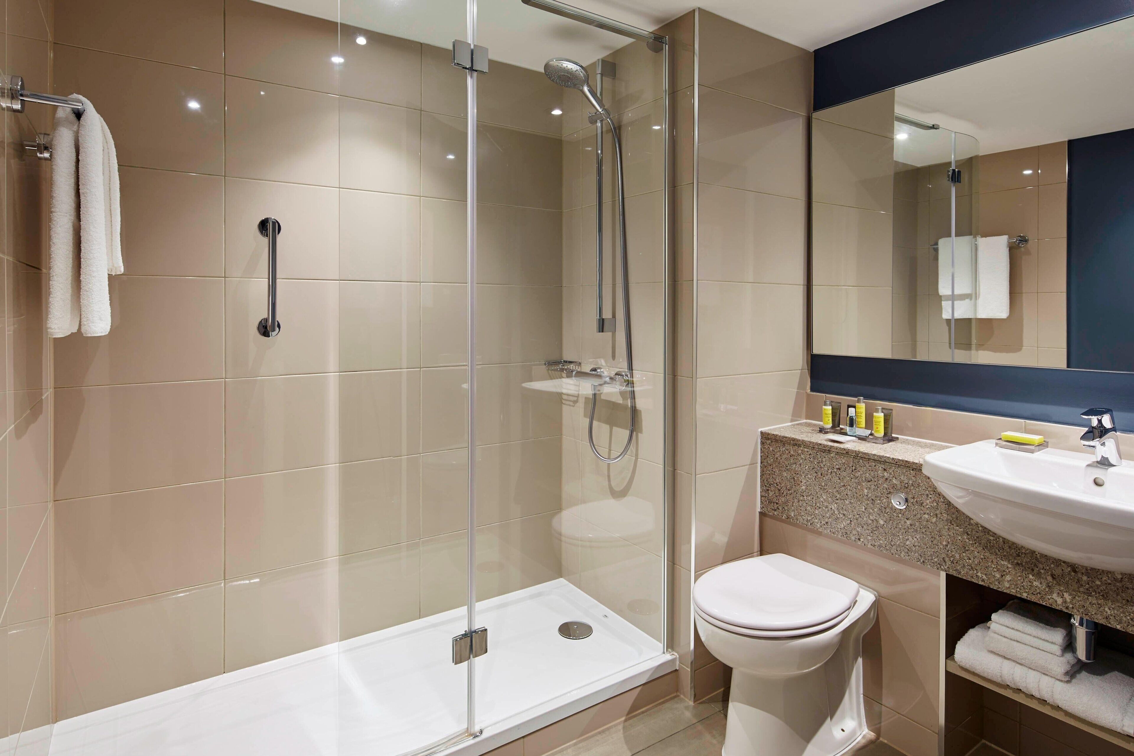 combined shower/bathtub, deep-soaking bathtub, free toiletries