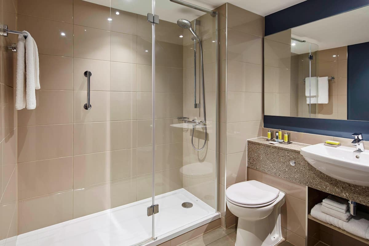 combined shower/bathtub, deep-soaking bathtub, free toiletries