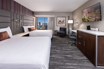 Premium bedding, pillowtop beds, desk, blackout drapes at J Resort