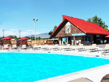 Seasonal outdoor pool, pool umbrellas, sun loungers at J Resort