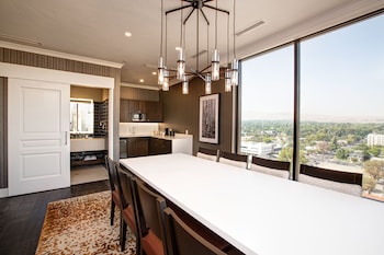 Dining room at J Resort
