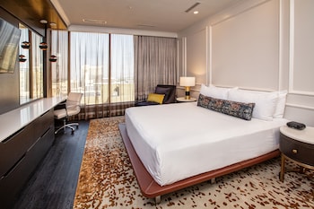 Aspen Tower Signature Suite II | Premium bedding, pillowtop beds, desk, blackout drapes at J Resort