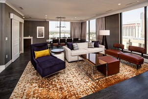 Premium Signature Suite I | 起居区 | 50-英寸纯平电视 （配备有线频道）、电视