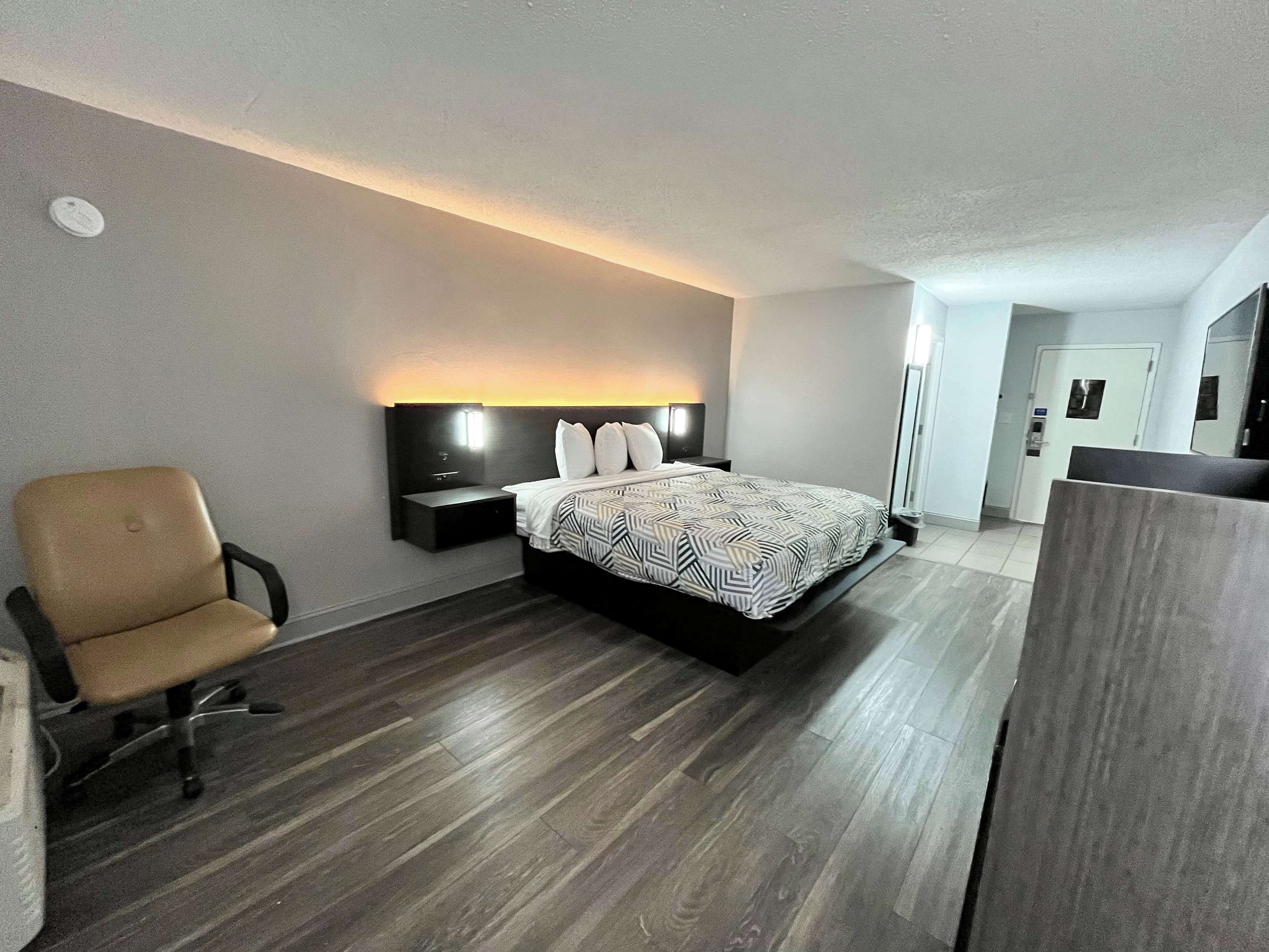 ห้องพักตกแต่งอย่างมีเอกลักษณ์, ตกแต่งพิเศษโดยเฉพาะ, โต๊ะทำงาน