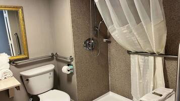 Combined shower/tub, towels