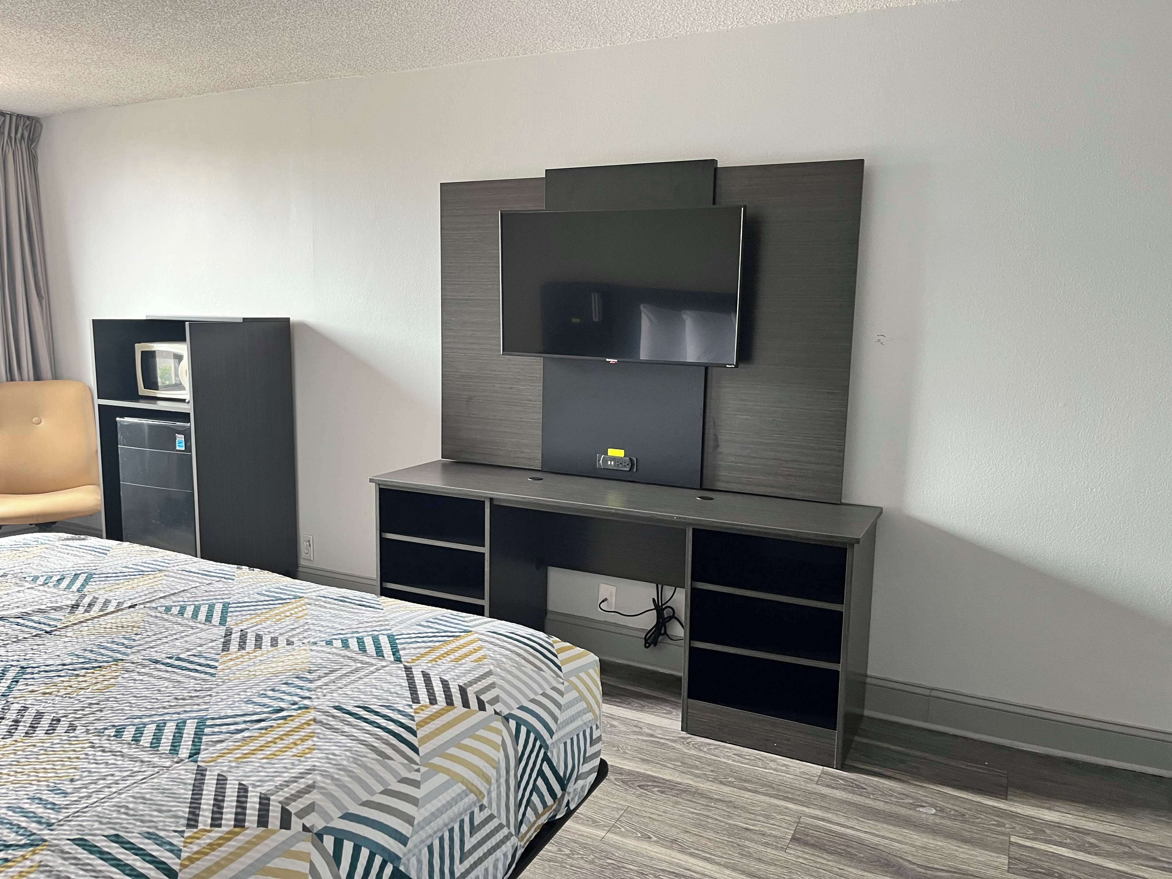 Escritorio, espacio para trabajar con laptop y cortinas blackout 