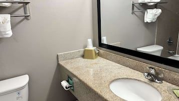 وحدات دش مع أحواض استحمام، مناشف