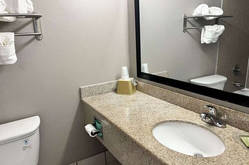 Combined shower/tub, towels