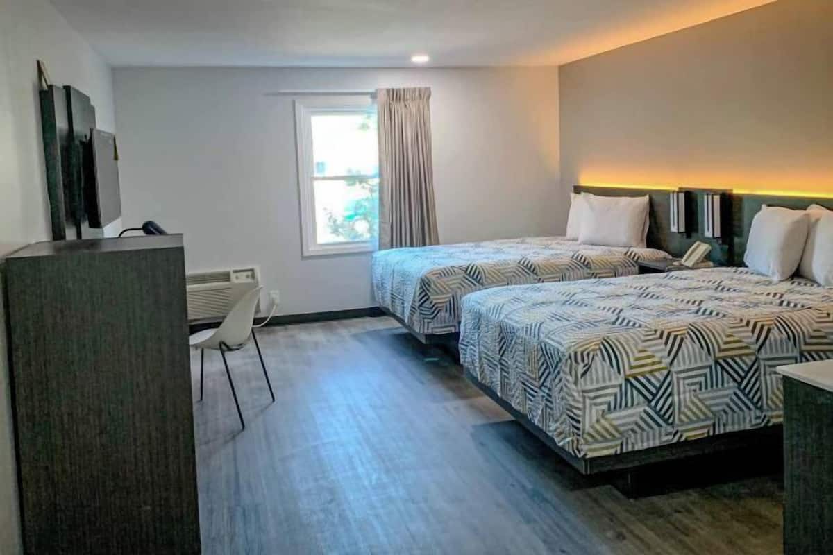 Escritorio, espacio para trabajar con un portátil, cortinas opacas