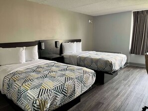 ห้องพักตกแต่งอย่างมีเอกล  ักษณ์, ตกแต่งพิเศษโดยเฉพาะ, โต๊ะทำงาน