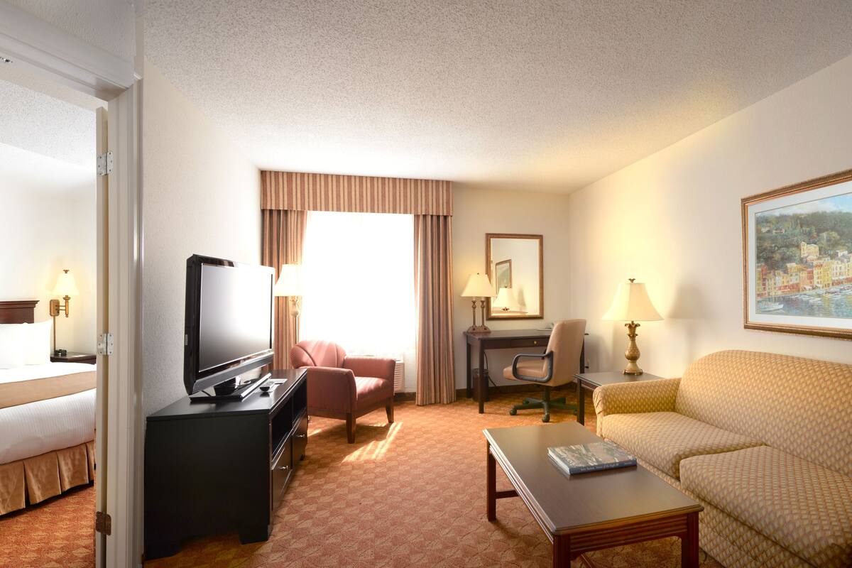 Suite, 1 Bedroom | Ruang tamu | 32 inci televisyen LCD dengan satelit, TV 