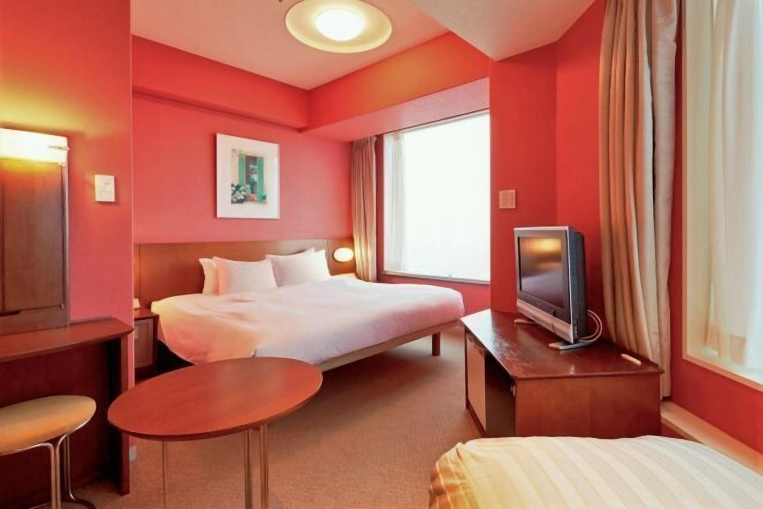 客房内保险箱、笔记本电脑工作区、熨斗/熨板、免费 WiFi