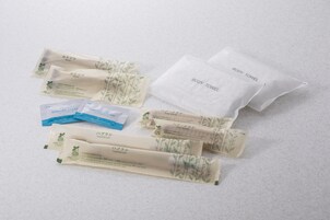 Artículos de tocador personales, incluyendo toallas de baño, crema de afeitar y cepillos para el cabello.
