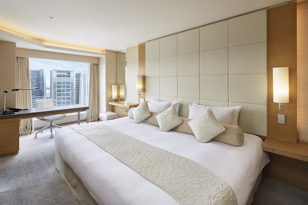 客房内保险箱、笔记本电脑工作区、熨斗/熨板、免费 WiFi