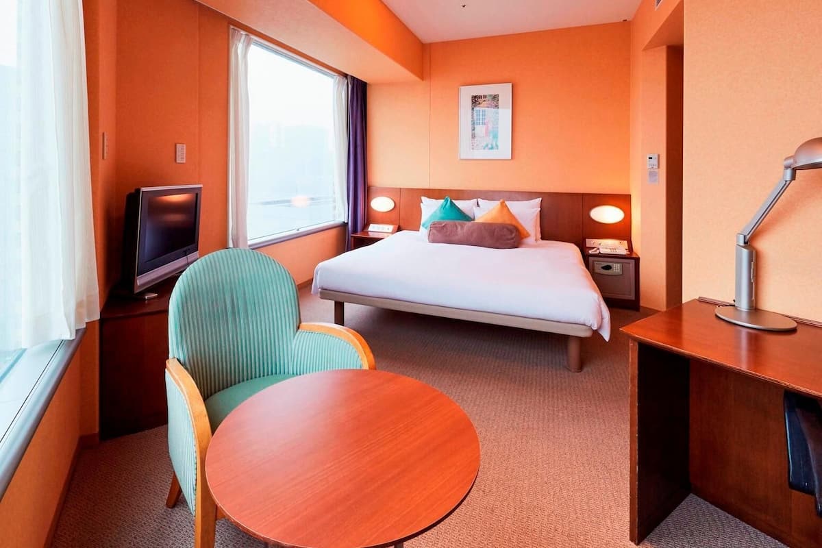In-room safe, laptop workspace, iron/ironing board, free WiFi