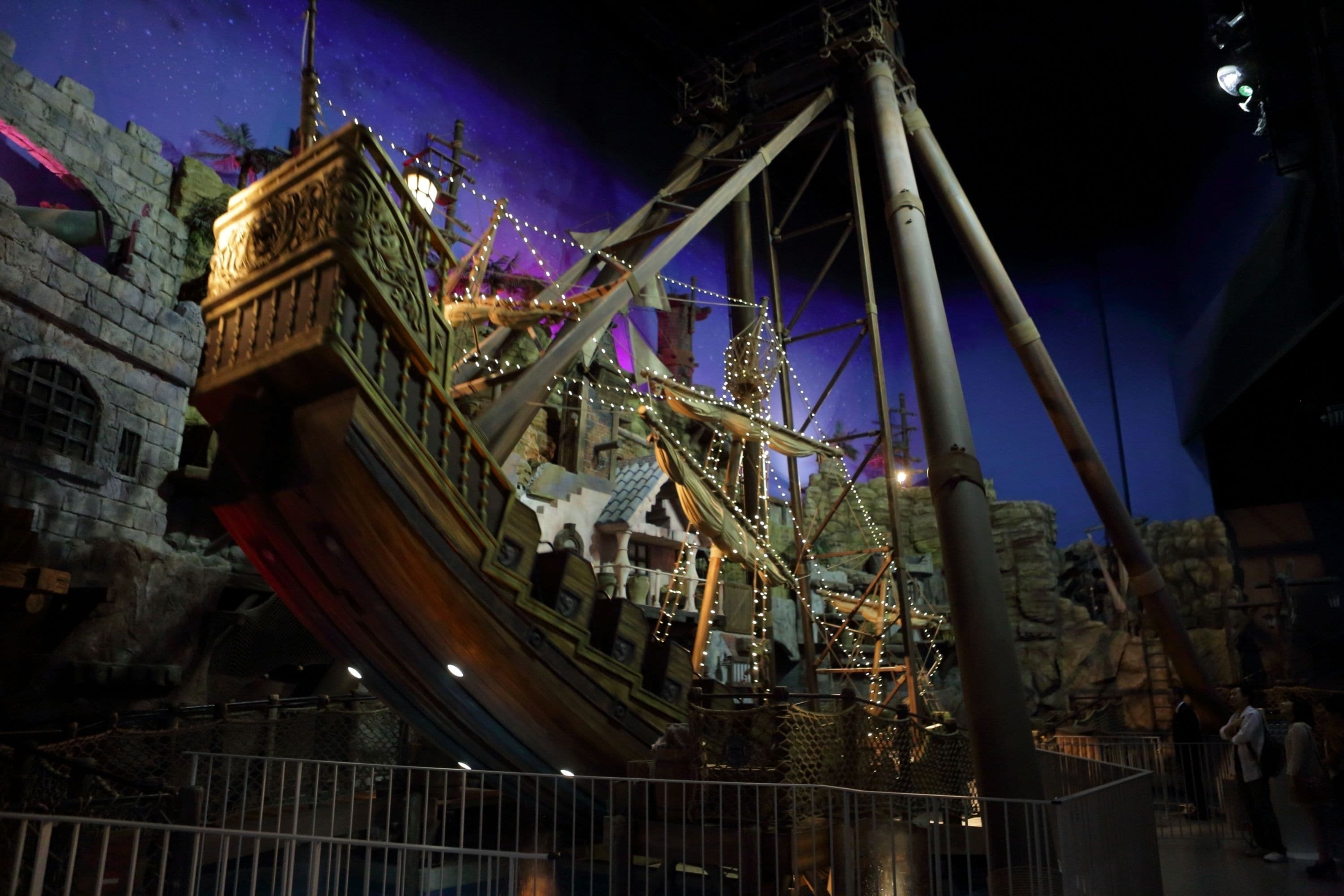 Una gran estructura de barco ricamente decorada con detalles intrincados y un cielo estrellado de fondo.