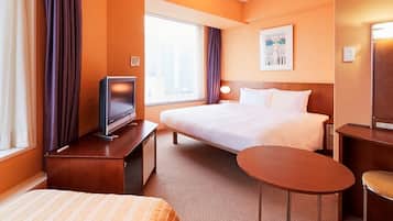 In-room safe, laptop workspace, iron/ironing board, free WiFi