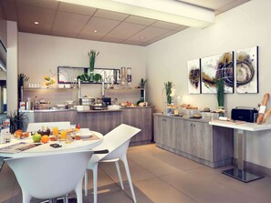 Breakfast (EUR 16 per person)