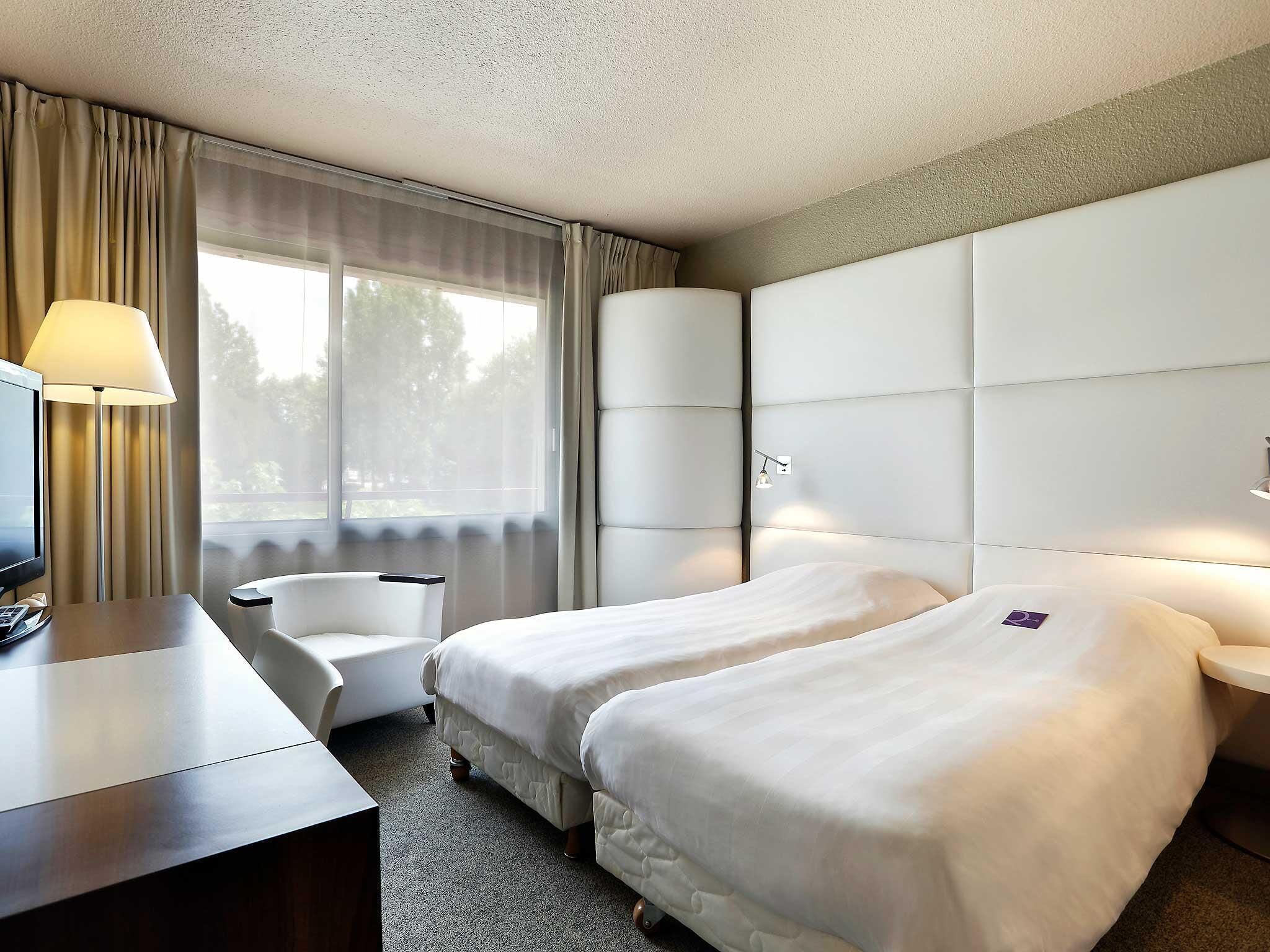 Classic Room, 2 Twin Beds | Desk, blackout drapes, soundproofing, free cribs/infant beds