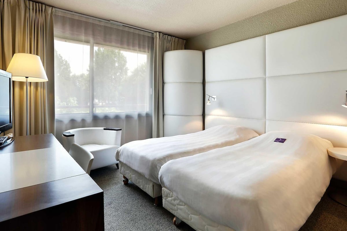 Classic Room, 2 Twin Beds | Desk, blackout drapes, soundproofing, free cribs/infant beds