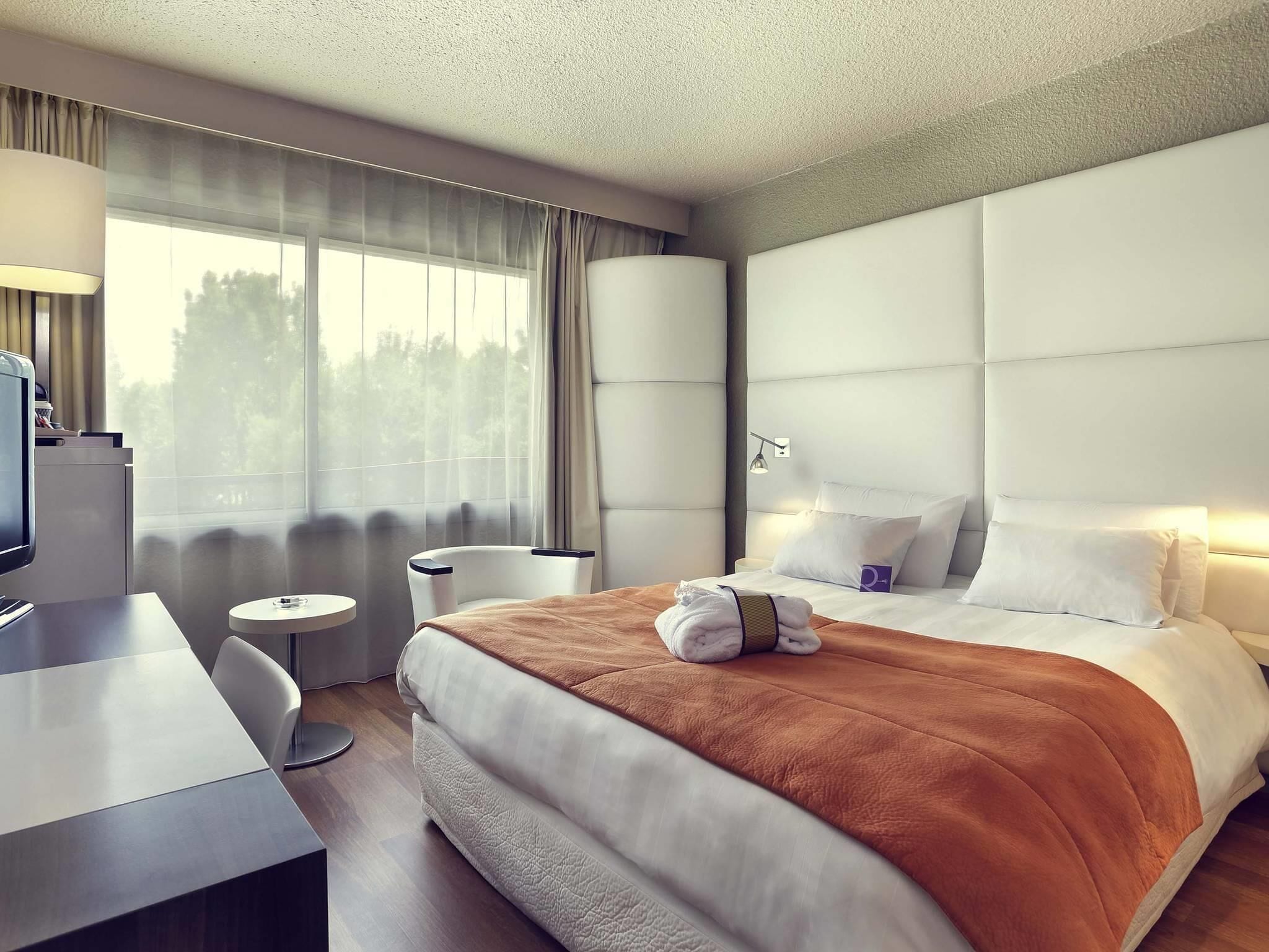 Privilege ルーム ダブルベッド 1 台 | デスク、遮光カーテン、防音設備、ベビーベッド (無料)