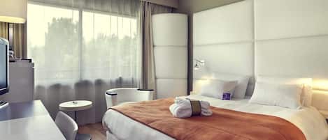 Escritorio, cortinas blackout y sistema de insonorización