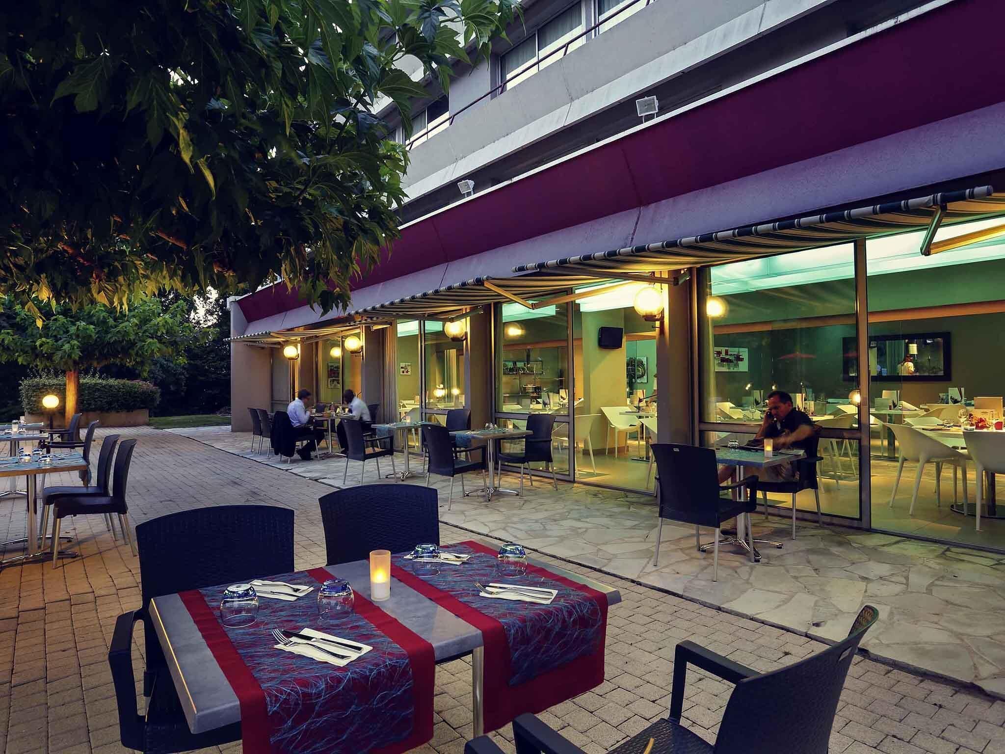 供应早餐、午餐和晚餐，法国菜