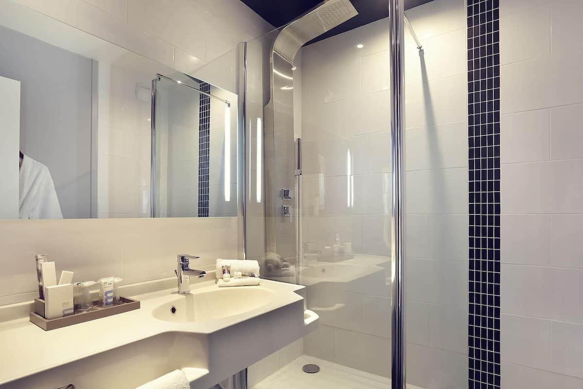 Privilege, Room, 1 Double Bed | Desk, blackout drapes, soundproofing, free cribs/infant beds