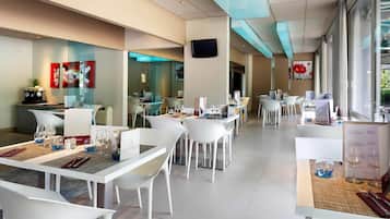 Serveert ontbijt, lunch, diner, Franse gerechten