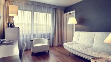 Meja kerja, tirai kedap cahaya, dan kedap suara