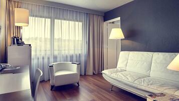 Työpöytä, pimennysverhot, äänieristys, ilmaiset vauvansängyt