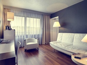 Desk, blackout curtains, soundproofing, free cots/infant beds