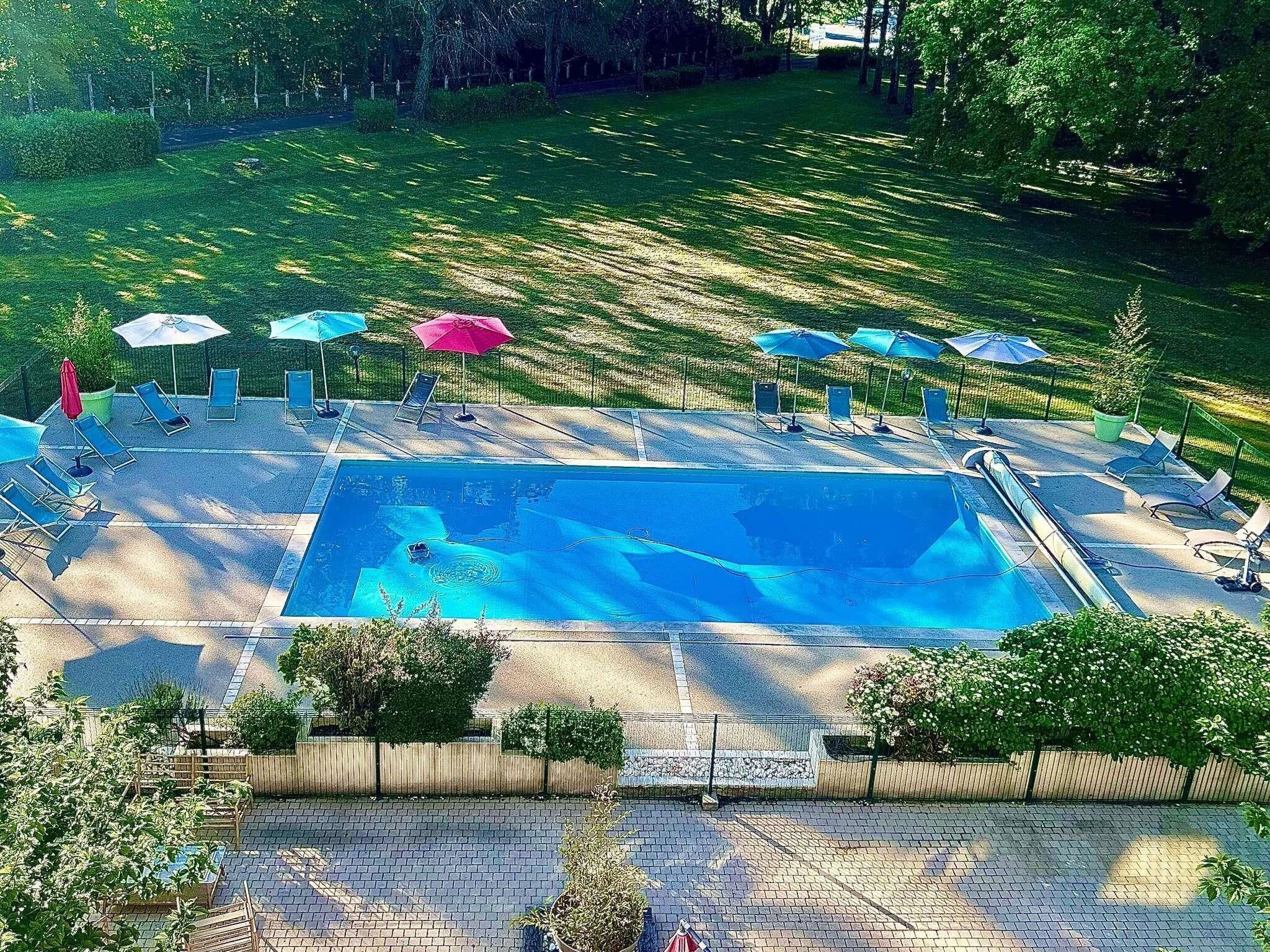 Außenpool (je nach Saison geöffnet), Sonnenschirme, Liegestühle