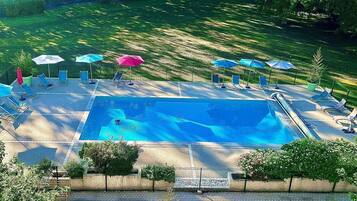 Hồ bơi ngoài trời phục vụ theo mùa, dù/ô trên bãi biển/hồ bơi