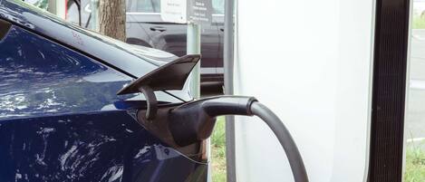 Una estación de carga de Tesla con un cable de carga conectado a un vehículo Tesla.