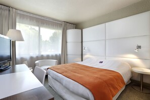 Desk, blackout curtains, soundproofing, free cots/infant beds