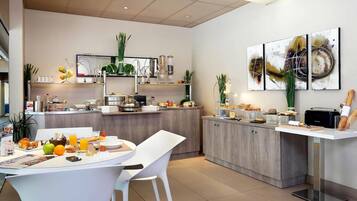 Serveert ontbijt, lunch, diner, Franse gerechten