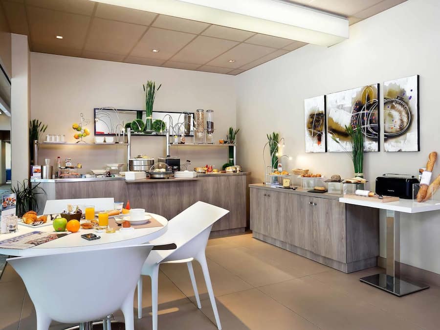 Se sirven desayunos, almuerzos y cenas; cocina francesa