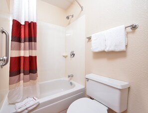 Combined shower/bathtub, free toiletries, towels