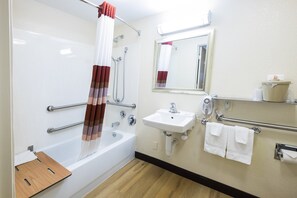 Combined shower/tub, free toiletries, towels