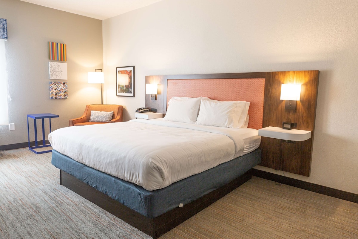 Premium bedding, iron/ironing board, free cots/infant beds
