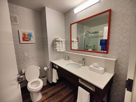 Bañera con ducha, cabezal de ducha con hidromasaje, secador de pelo