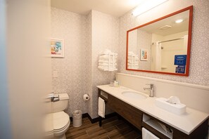 Combined shower/bathtub, hydromassage showerhead, hair dryer, towels - Hampton Inn Atlanta/Peachtree City (Peachtree City)