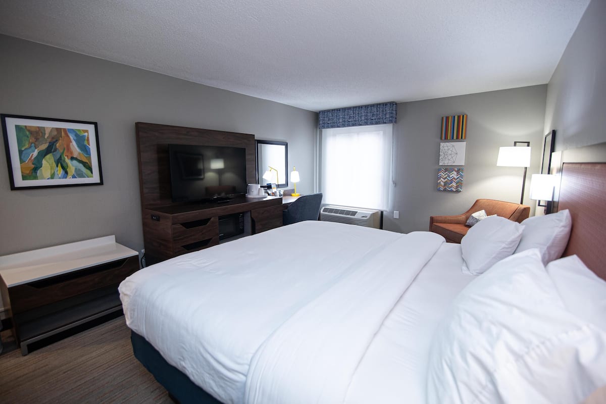 Premium bedding, iron/ironing board, free cribs/infant beds