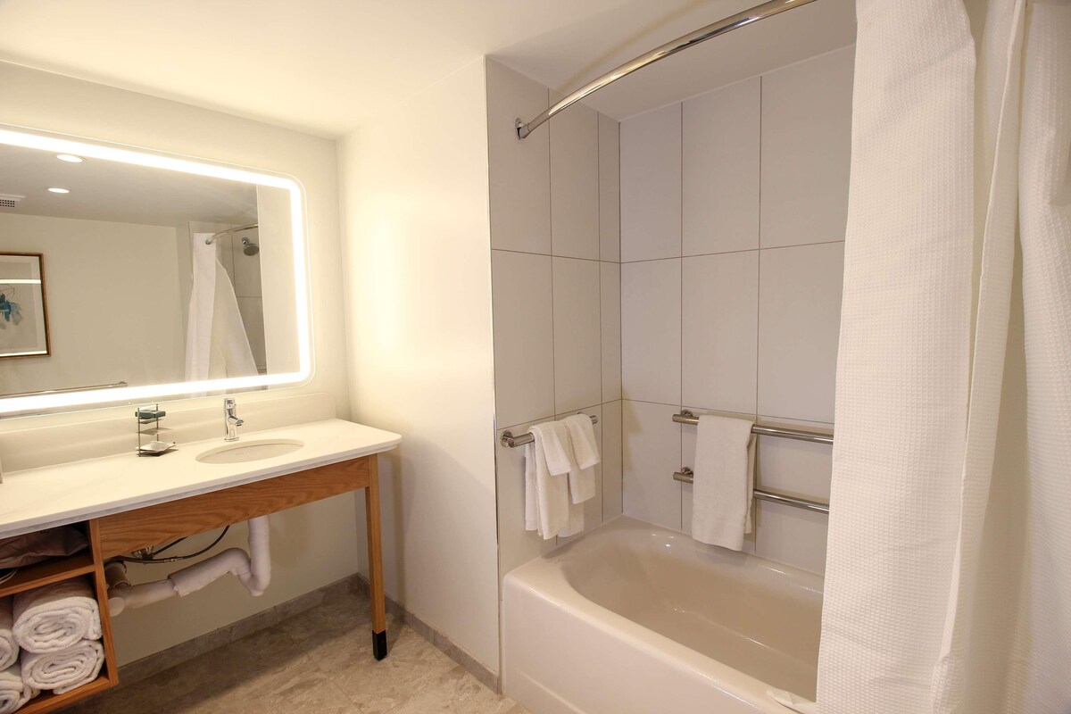 Badkamer | Een bad/douchecombinatie, gratis toiletartikelen, een haardroger