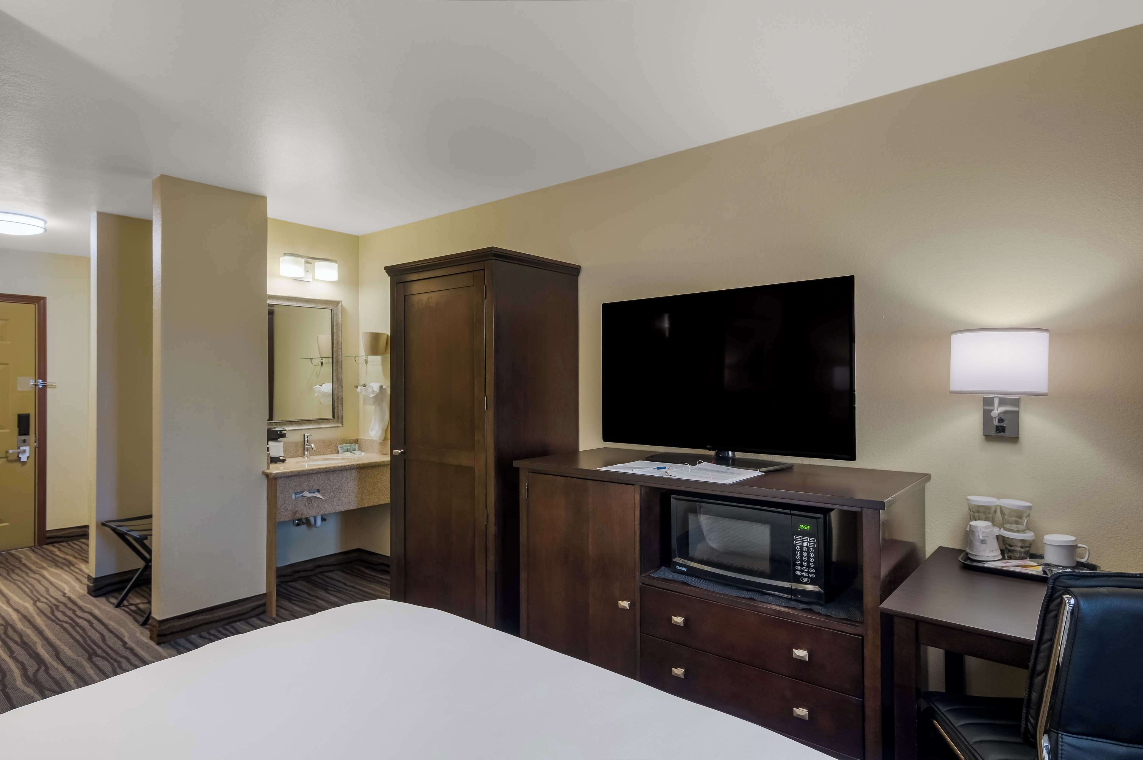 in-room safe, desk, laptop workspace, iron/ironing board