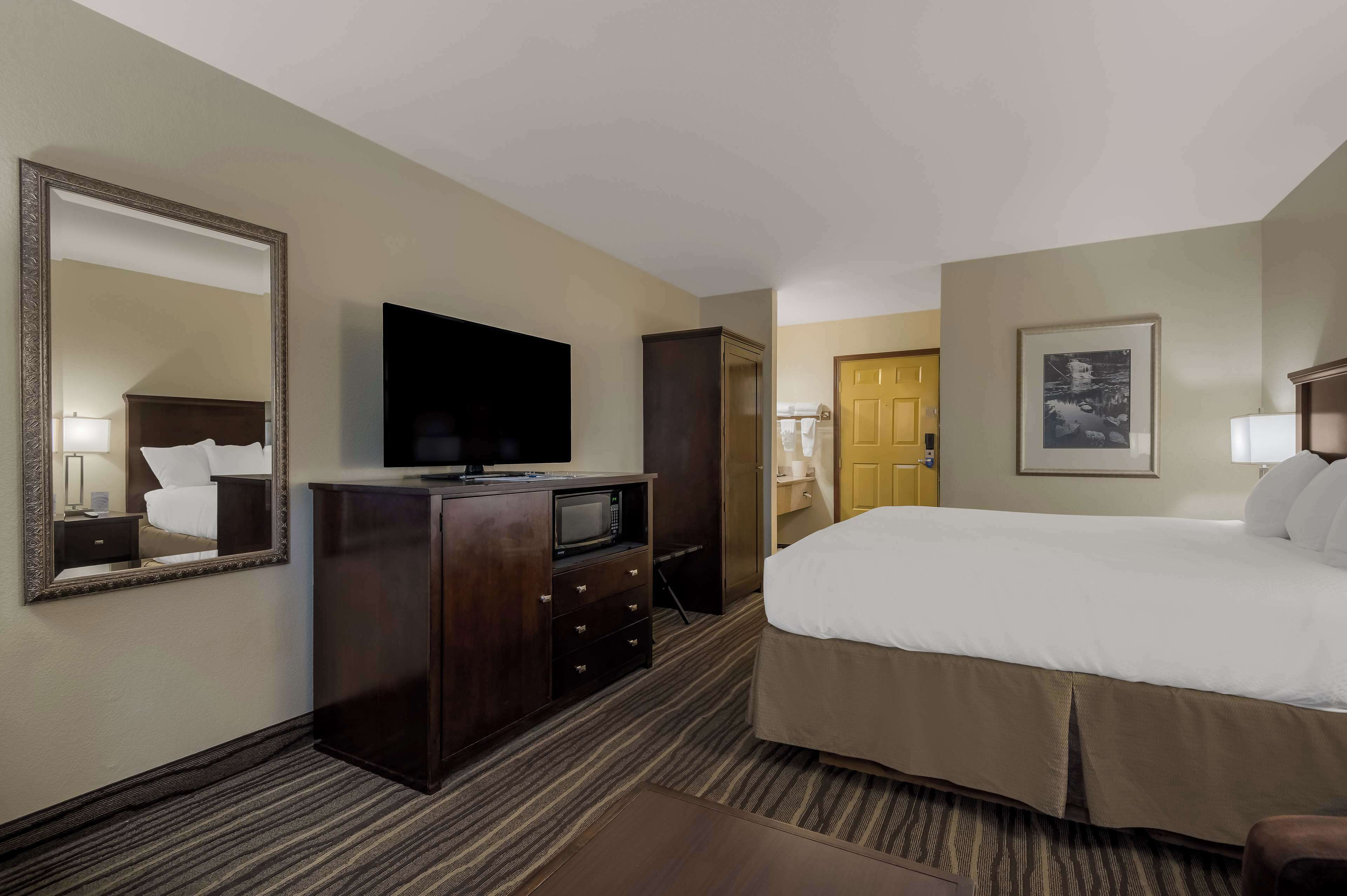 in-room safe, desk, laptop workspace, iron/ironing board