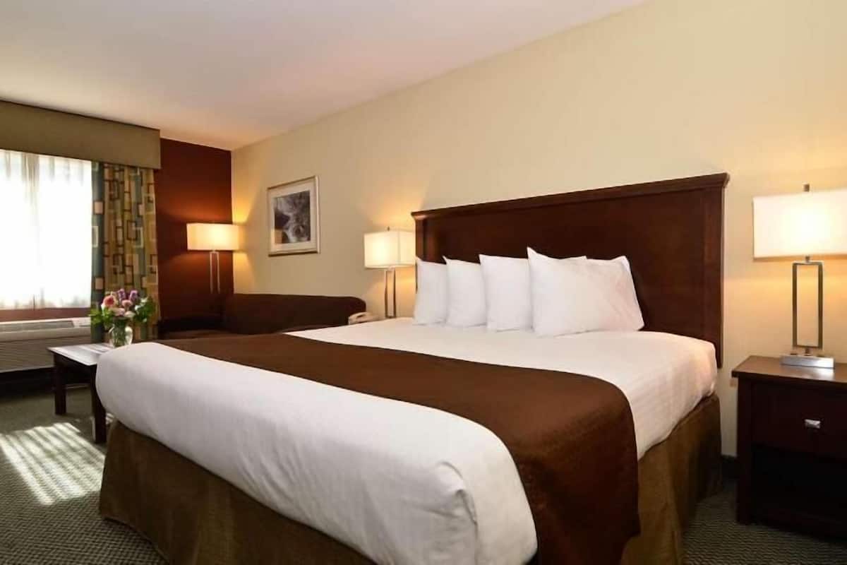 客房内保险箱、办公桌、笔记本电脑工作区、熨斗/熨衣板