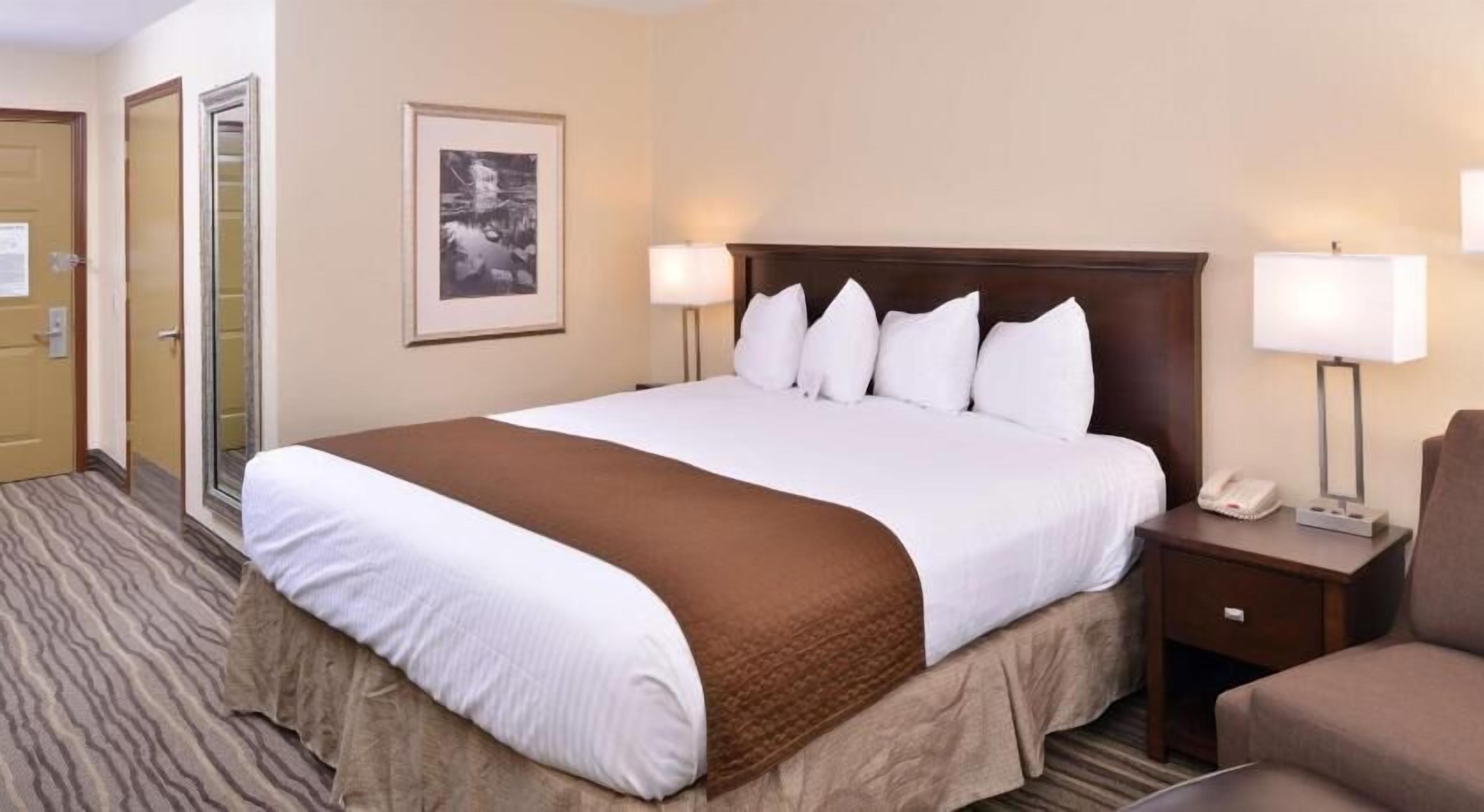 客房內保險箱、書桌、筆電工作空間、熨斗/熨衣板