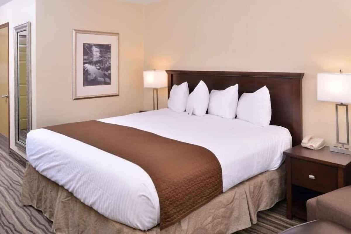 خزنة داخل الغرفة ومكتب ومساحة عمل للكمبيوتر المحمول ومكواة/لوح كي